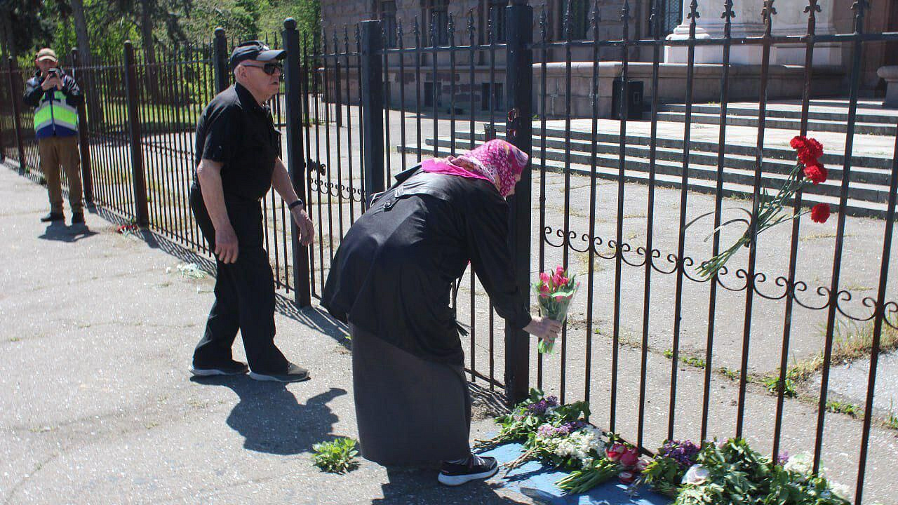 Одесситы несут цветы к Дому профсоюзов в память о погибших в 2014 году