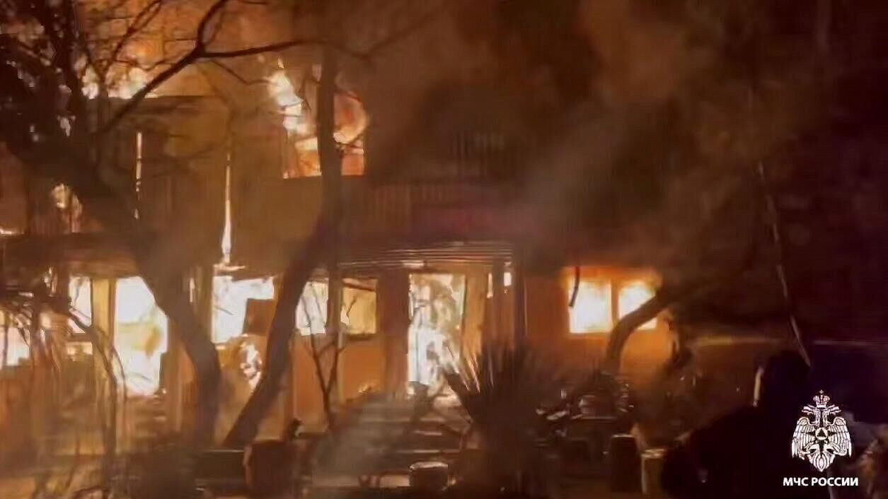 В горящем пансионате в Анапе находится волонтерский штаб