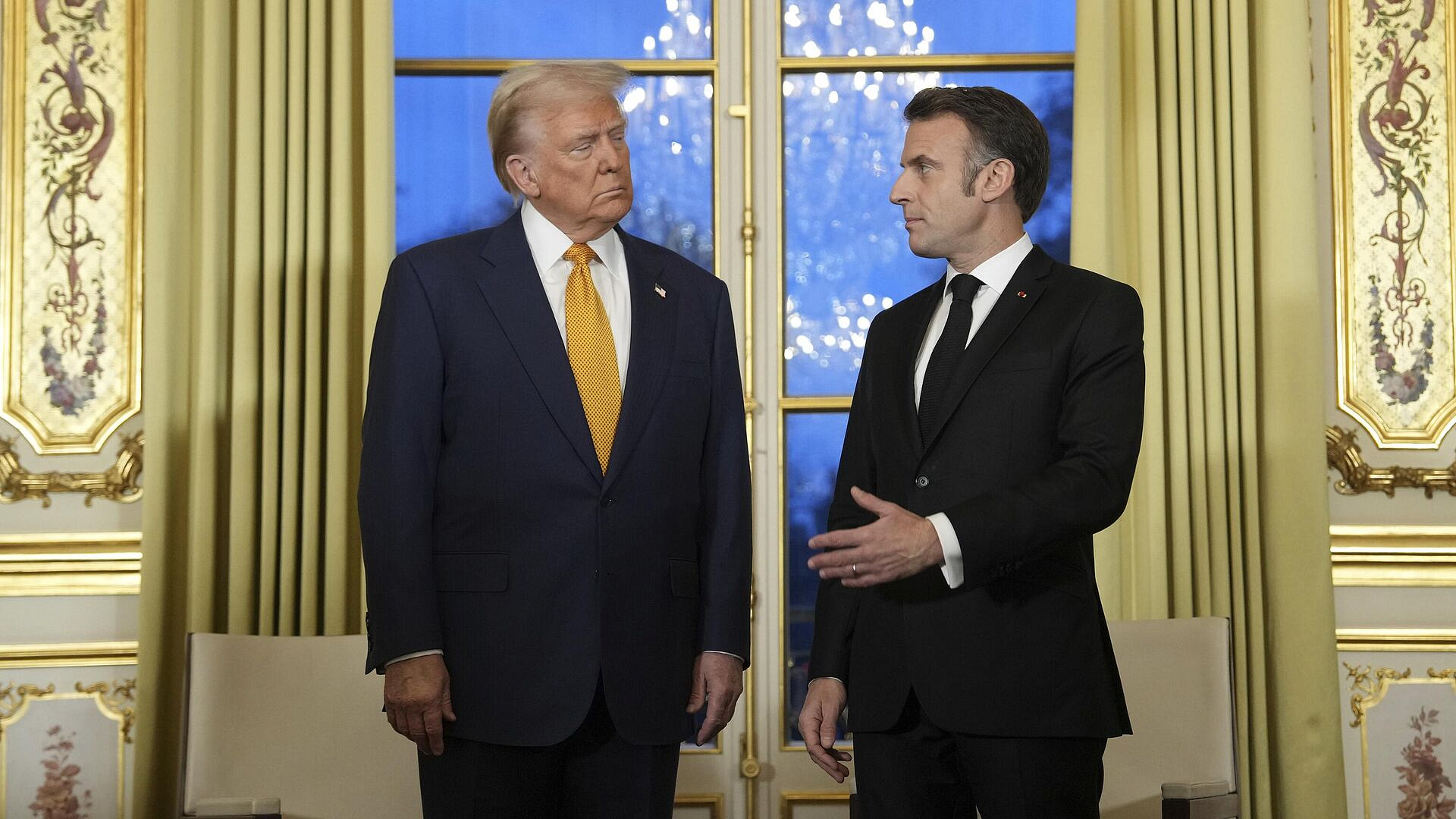 "На краю стола": в Британии рассказали, как Трамп унизил Макрона