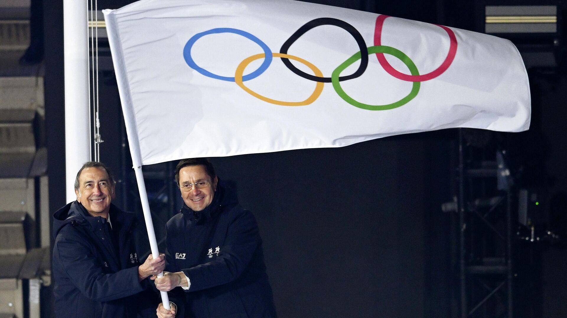 Олимпийский флаг передан Французским Альпам