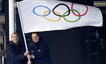 Олимпийский флаг передан Французским Альпам