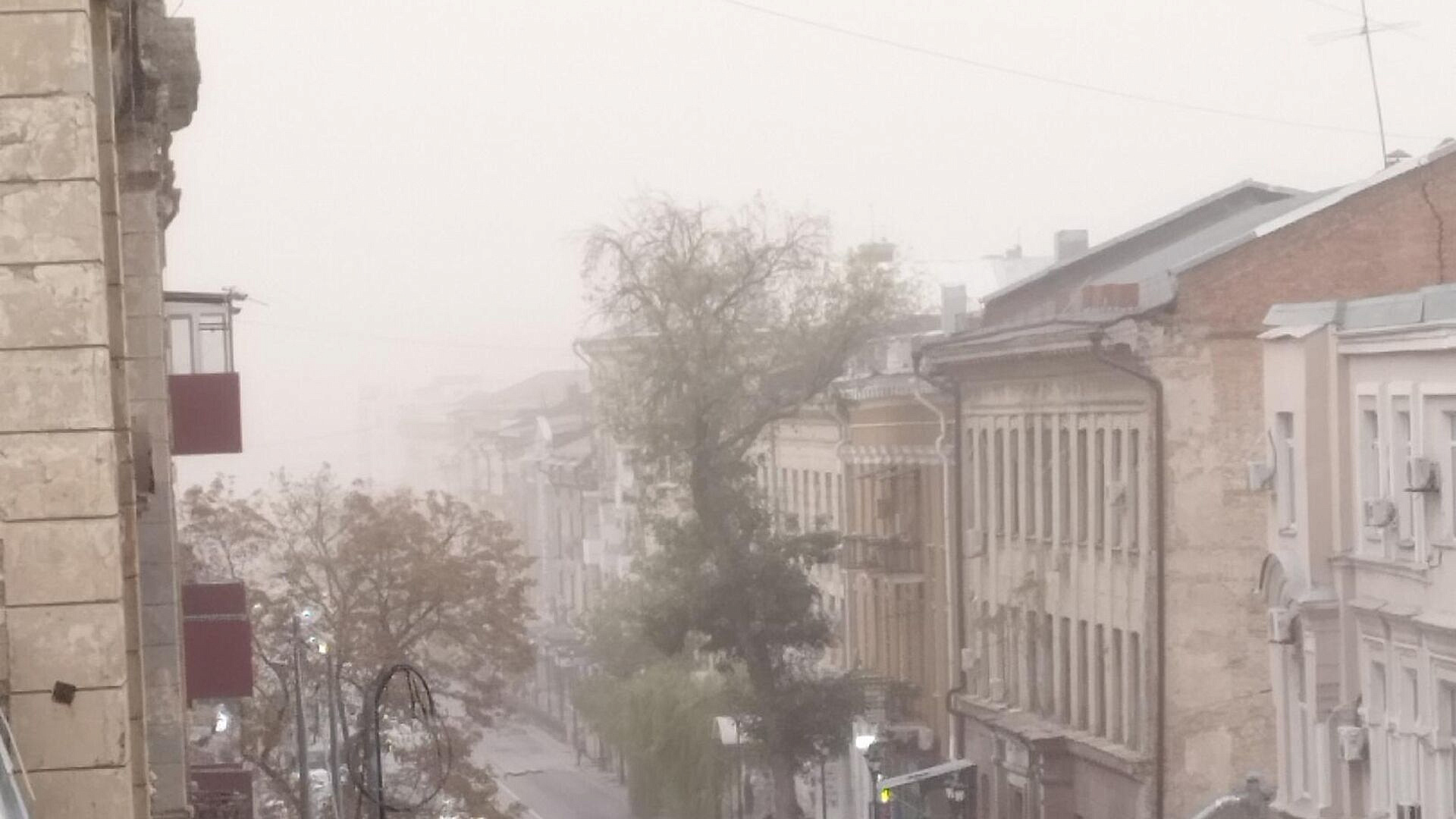 Синоптик назвал причину песчаных бурь на юге России