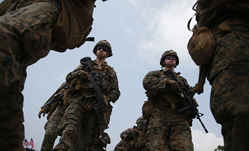 США ускоряют отправку сил на Ближний Восток, пишут СМИ