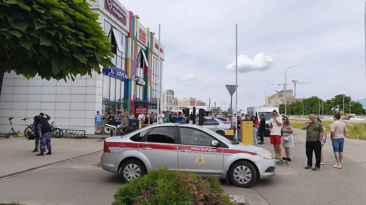 Житель Краснодара, задержавший нападавшего в ТЦ, помог раненому охраннику