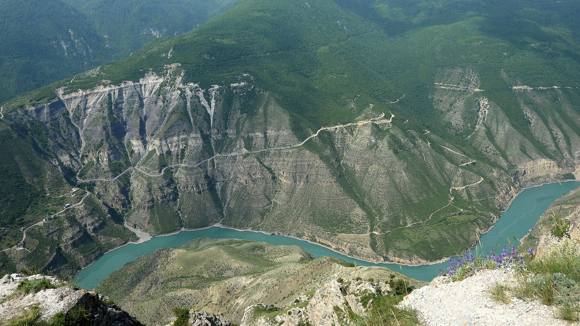 Дожди, грозы и град на Кавказе закончатся только в среду