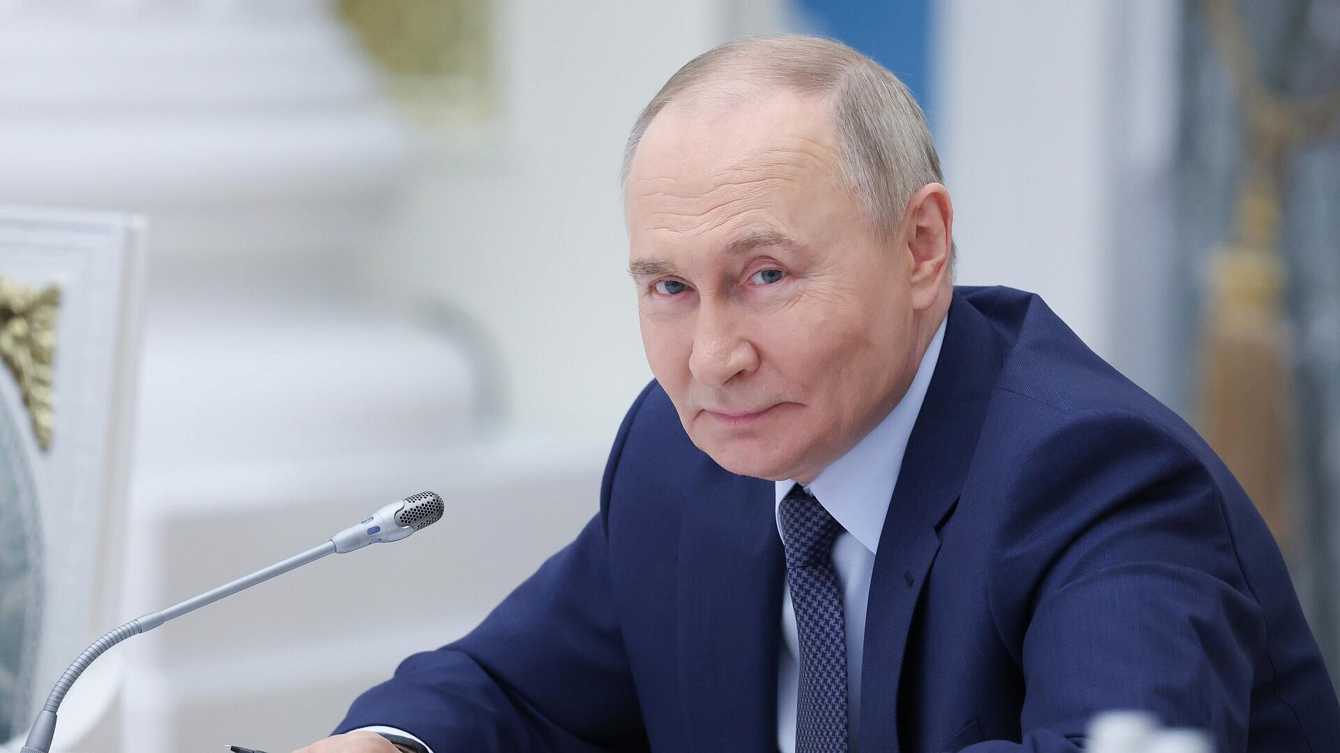 Путин рассказал, как появилось название программы "Время героев" Путин рассказал, как появилось название программы "Время героев"