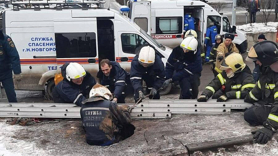 В Нижнем Новгороде мужчину, выпавшего из провалившейся ямы, осмотрели врачи