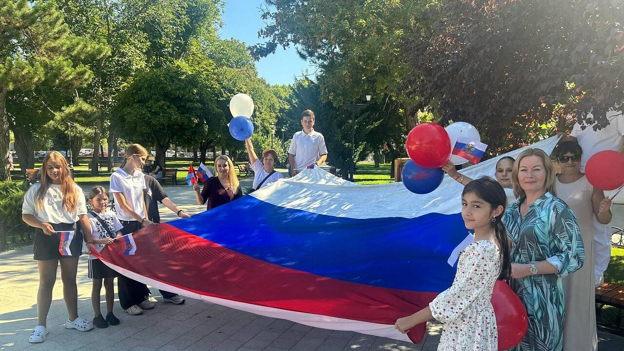 Переселенцы с Украины провели в Симферополе патриотический флешмоб