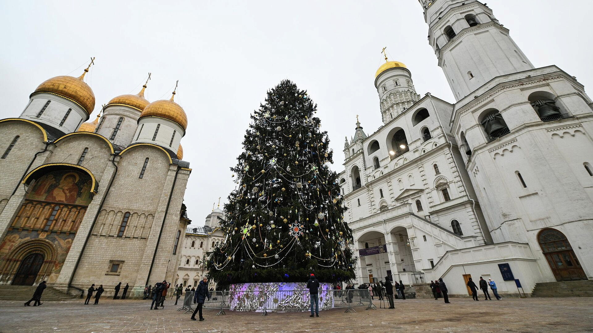 Главную новогоднюю елку России украсили 2,5 тысячи игрушек