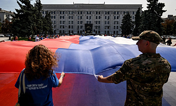 В Луганске развернули 30-метровый российский триколор