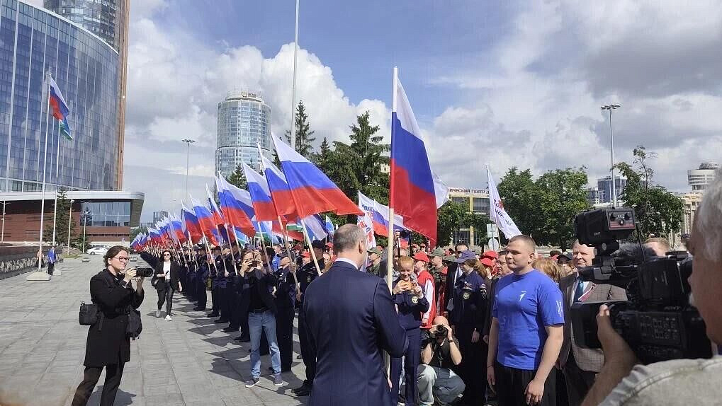 Свердловский губернатор провел церемонию вручения флагов в День России