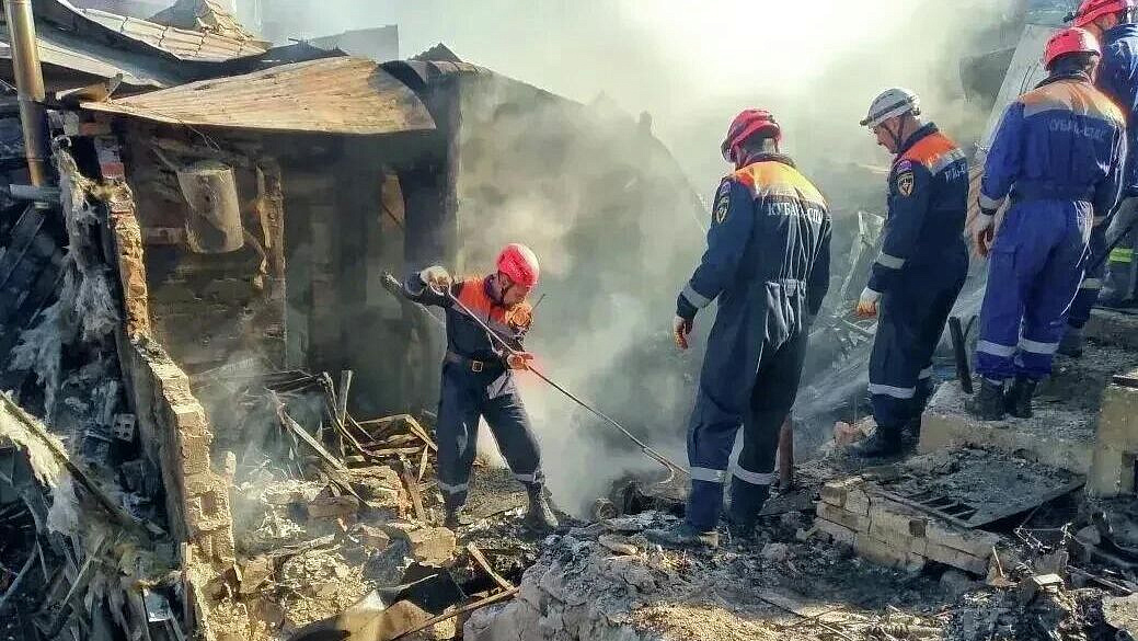В Туапсе продолжают разбор завалов после атаки БПЛА
