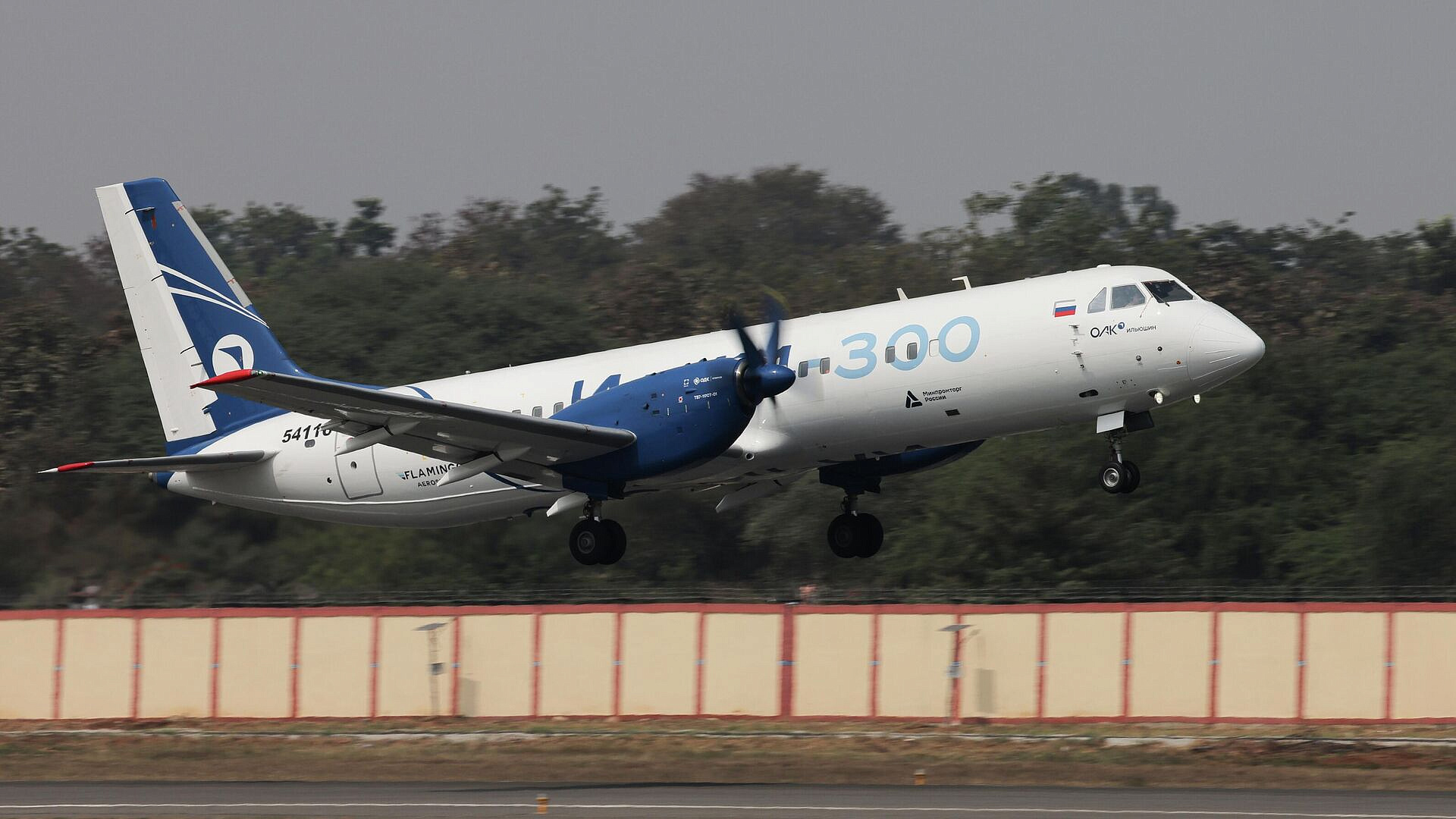 Глава Минпромторга назвал даты сертификации самолета Ил-114-300 