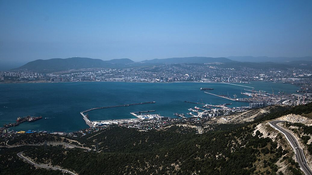 Нефтяная пленка у Новороссийска скоро испарится, сообщил океанолог