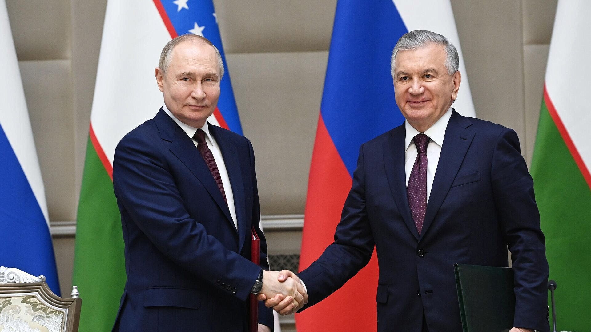 Путин провел переговоры с главой Узбекистана в Кремле Путин провел переговоры с главой Узбекистана в Кремле