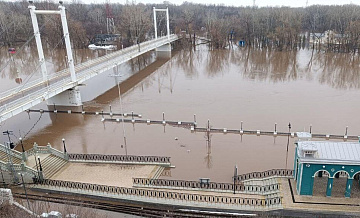 В Оренбурге вода вплотную подошла к многоэтажкам