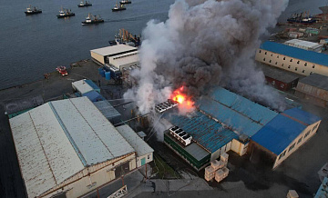 Пожар на рыбокомбинате на Камчатке потушили