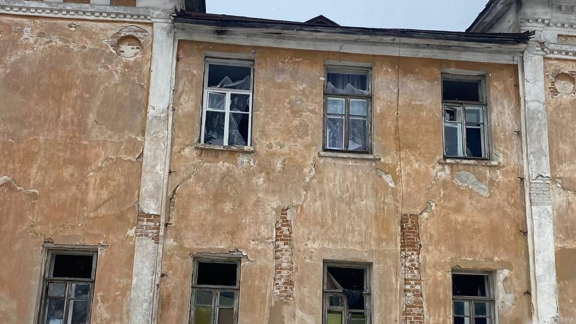 В курском Рыльске из-за атаки дрона отключилось электричество В курском Рыльске из-за атаки дрона отключилось электричество