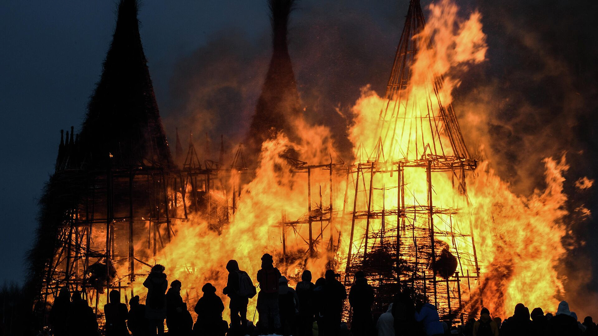 В Калужской области на Масленицу сожгли деревянный замок