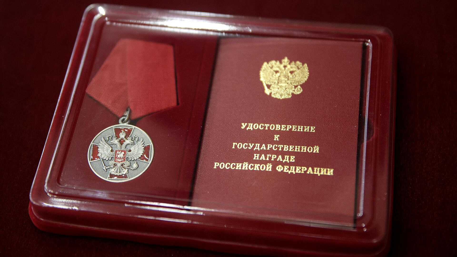 Военнослужащим МВО вручили госнаграды в День России