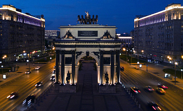 На Триумфальной арке в Москве произошел пожар