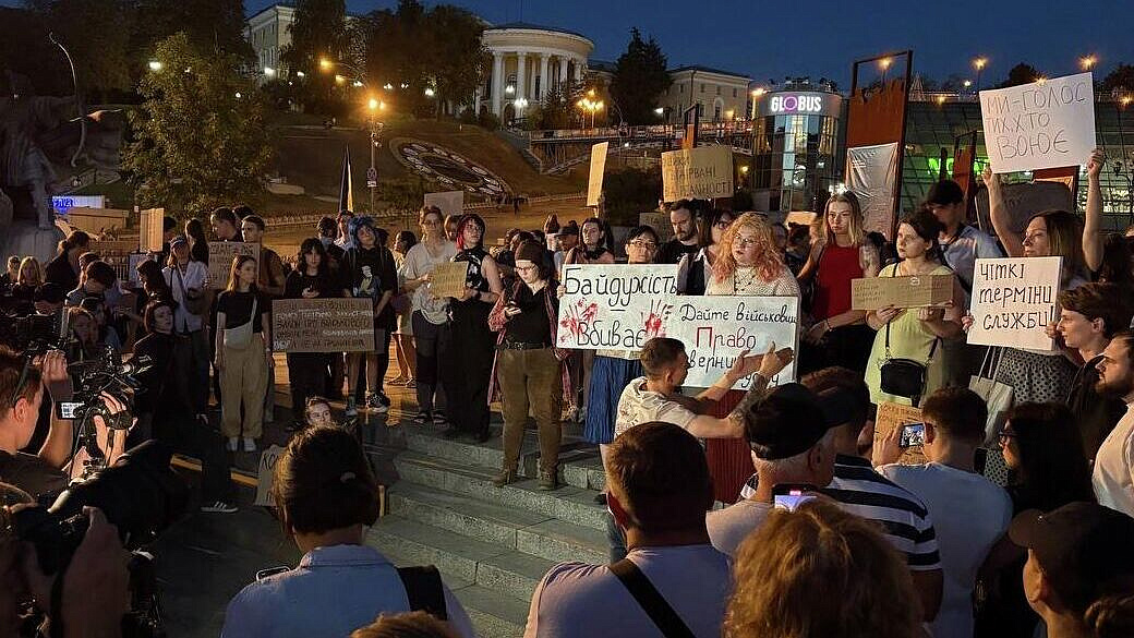 Украинцы вышли на майдан в Киеве из-за решения властей о ВСУ