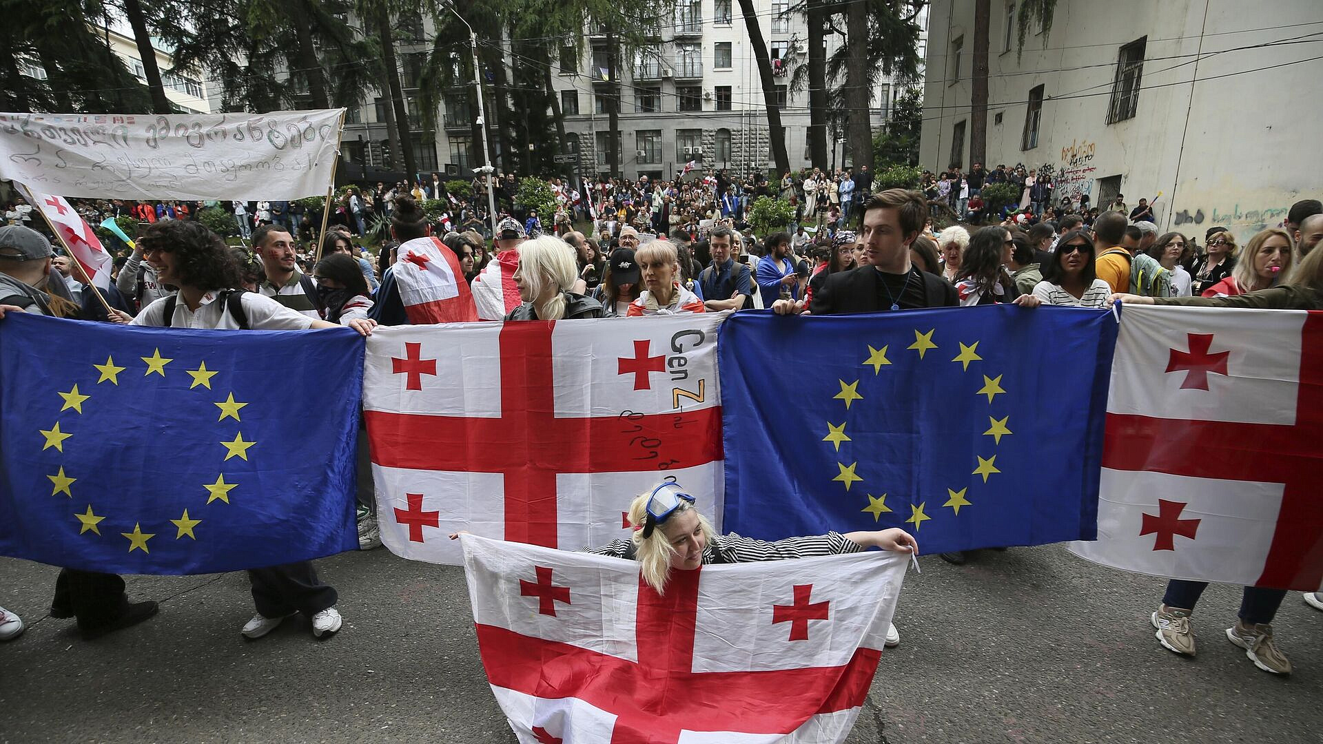 ЕС перешел к политическому давлению на Грузию, заявили в СВР