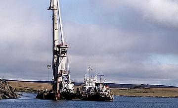 В Карском море затонул плавучий кран во время шторма