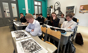 Мобильная экспозиция стала частью уроков истории в школах Петербурга	