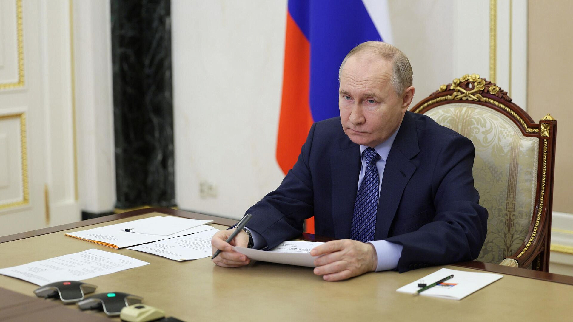 Путин следит за выполнением социальных обязательств, заявила Матвиенко Путин следит за выполнением социальных обязательств, заявила Матвиенко
