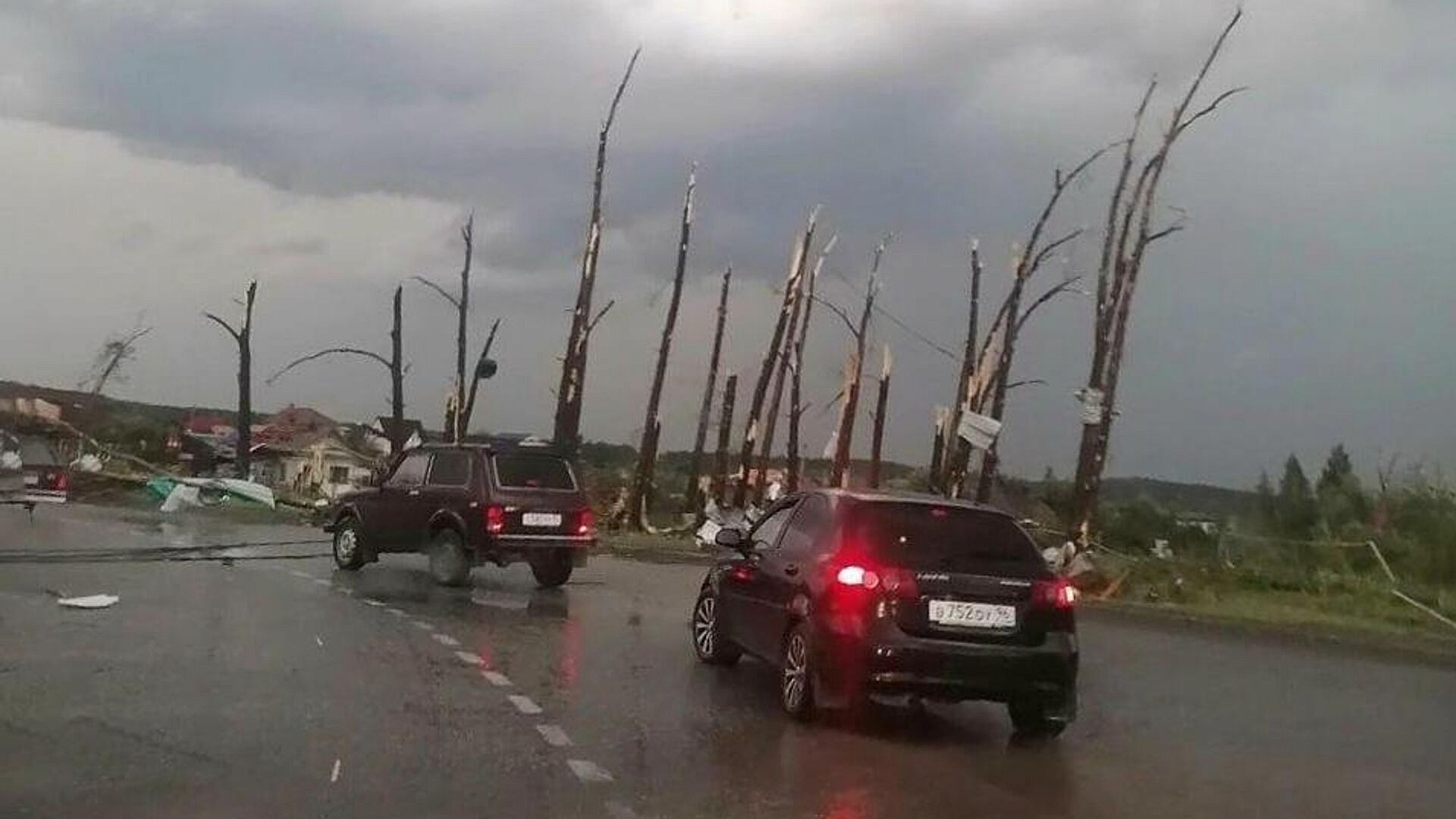 В Кушве из-за торнадо произошли падения деревьев, опор ЛЭП и срывы кровель 