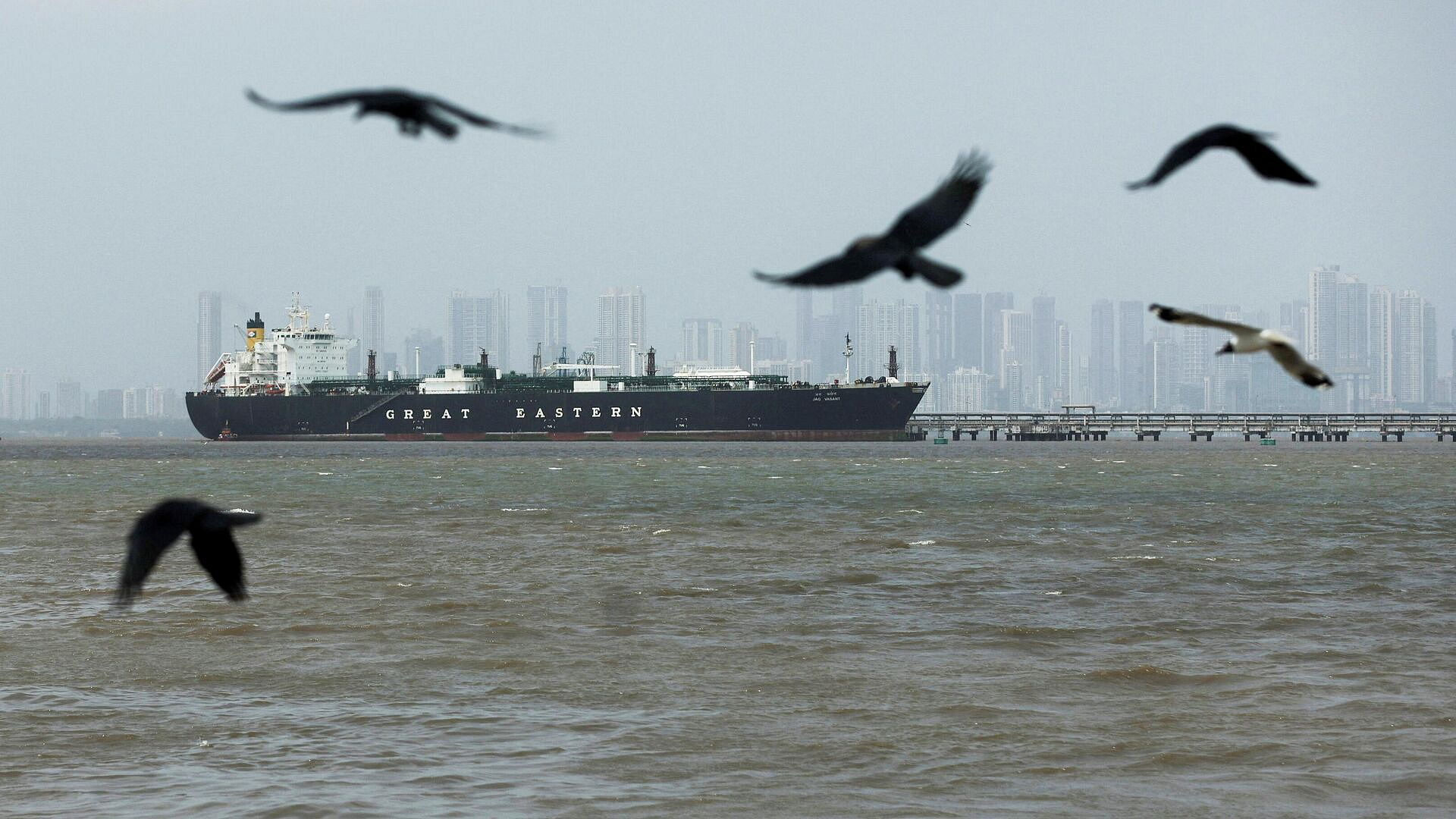 СМИ: китайский танкер, попавший под санкции США, прошел через Ормуз