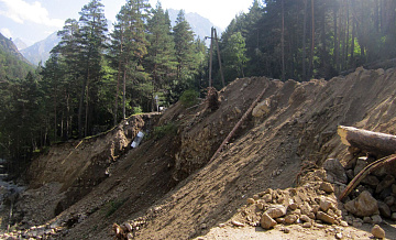 Сель повредил опору моста в Тырныаузе в КБР