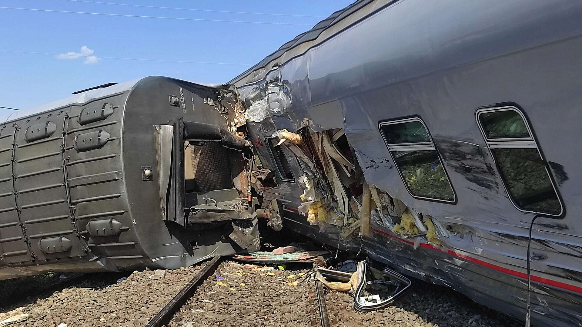 На месте схода поезда под Волгоградом завершили поисковые работы