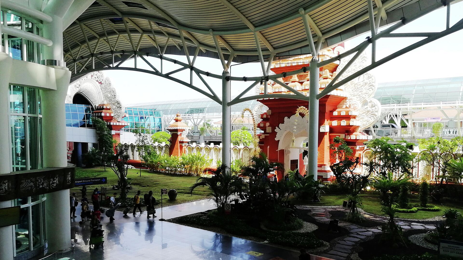 Пассажиров из Москвы встретили на Бали венками из цветов и флажками России