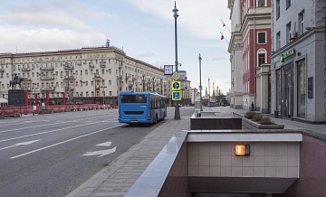 В Москве автобус наехал на канализационную решетку, есть пострадавшие