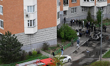 Люди приносят цветы к месту гибели генерала Москалика