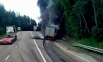 В Бурятии на федеральной трассе сгорела фура с алкоголем 