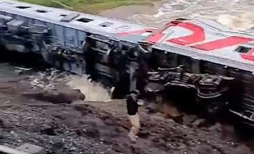 Вагоны поезда сошли с рельс через несколько минут после отъезда со станции
