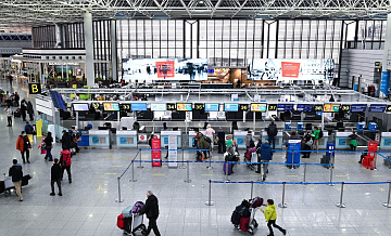 В аэропорту Сочи задержали не менее 30 рейсов