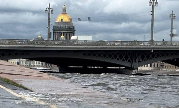 В Петербурге службы жизнеобеспечения заработали в усиленном режиме