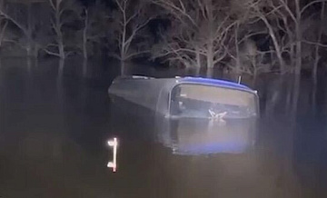 На Алтае пассажирский автобус затонул в кювете с талыми водами 