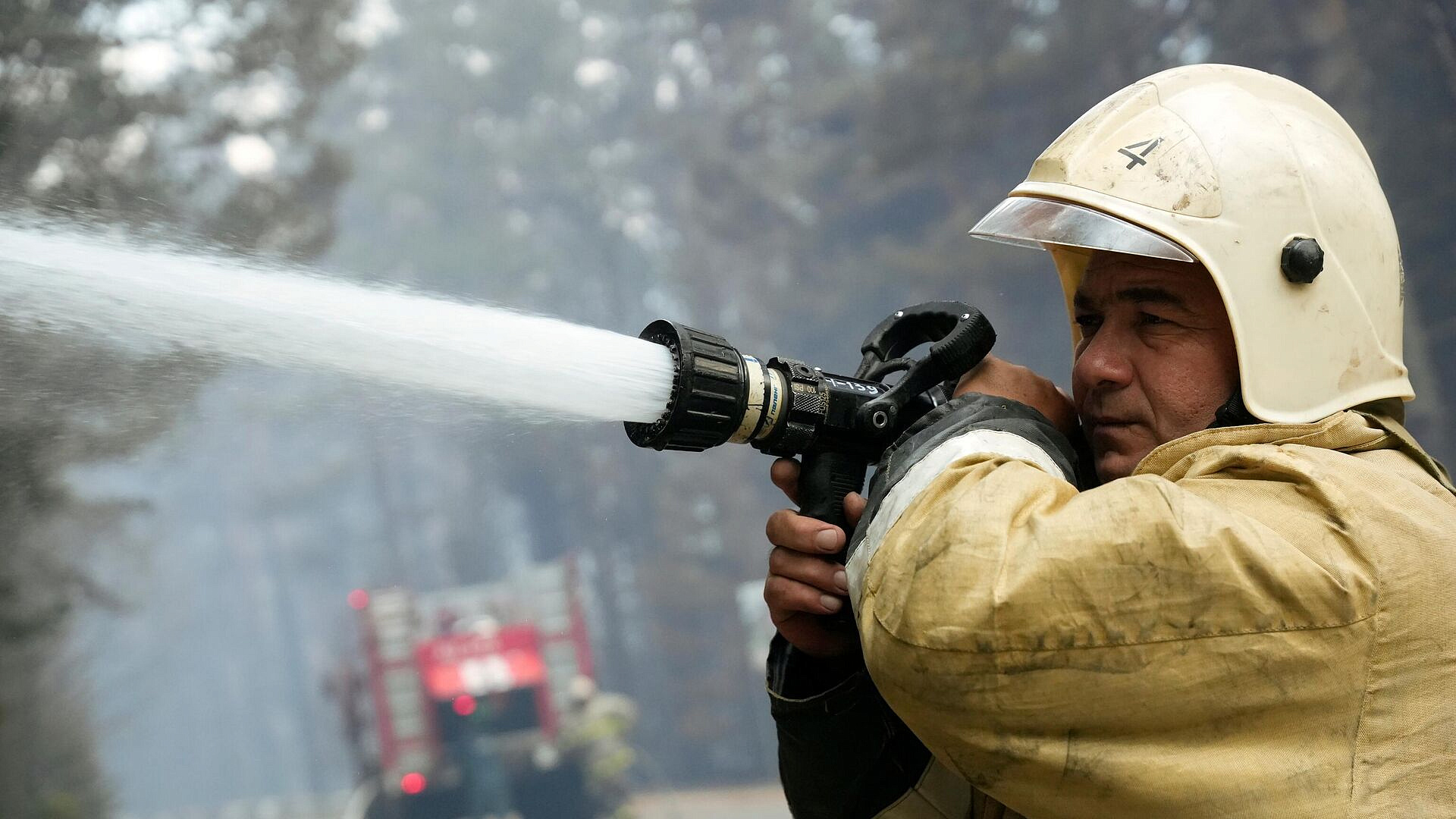 В Хасавюрте ликвидировали пожар в гостинице "Киев"