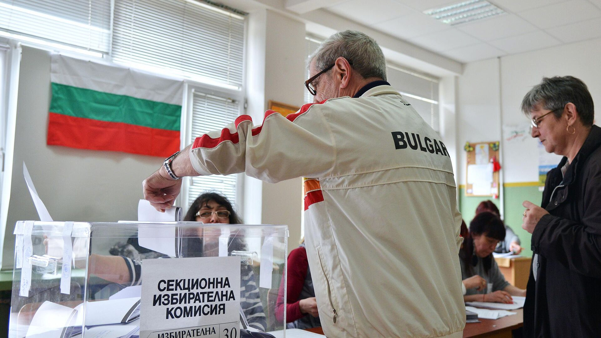 Партия Радева лидирует на парламентских выборах с 44,5 процента голосов