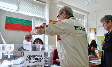 Партия Радева лидирует на парламентских выборах с 44,5 процента голосов