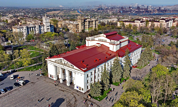 Киев пригонял "азовцев"* на премьеру нацистской пьесы в театр Мариуполя 