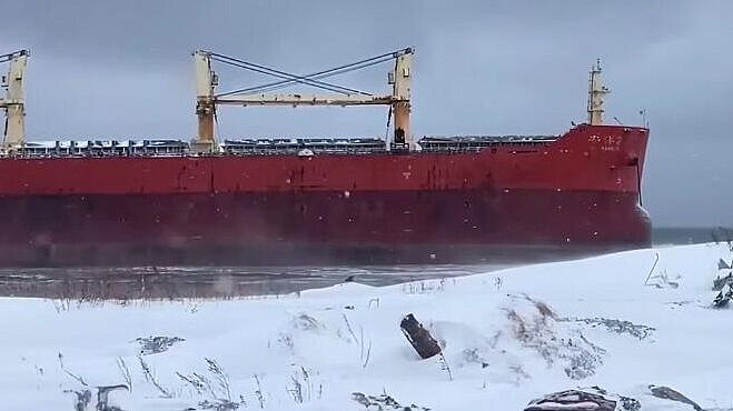 Водолазы обследуют подводную часть севшего на мель судна на Сахалине