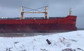 Водолазы обследуют подводную часть севшего на мель судна на Сахалине