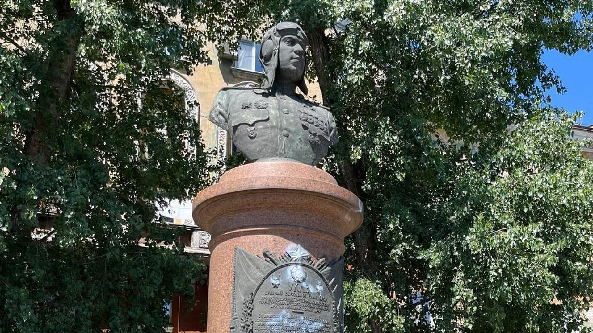 В Днепропетровске вандалы осквернили памятник советскому летчику Брандысу