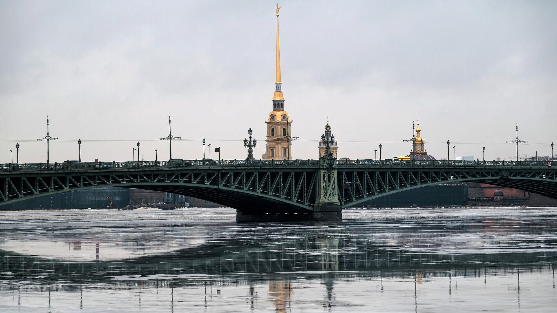 Мосты в Петербурге подсветят в цвета ленты Ленинградской Победы